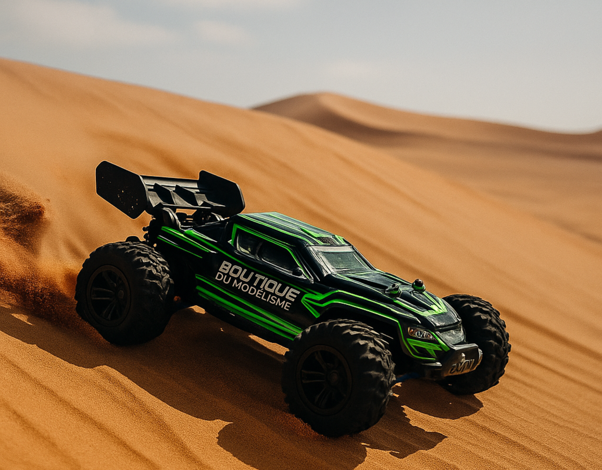 Voiture télécommandée tout-terrain dans le désert