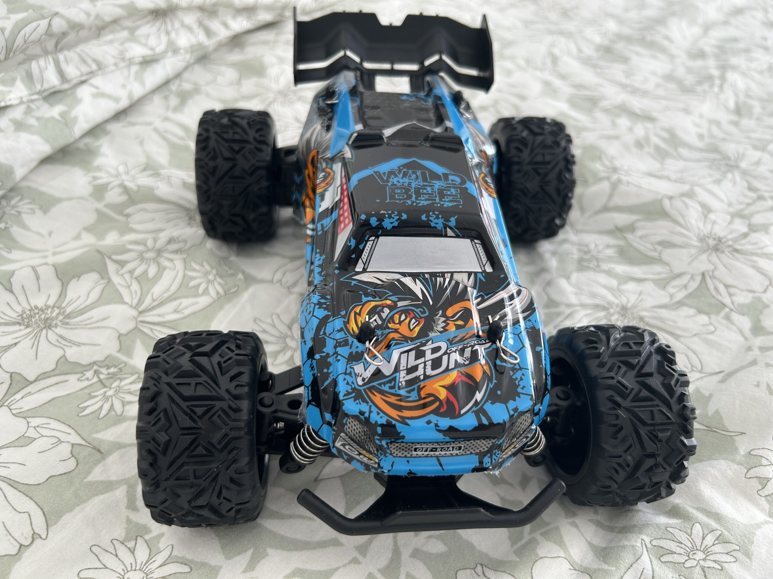 Beast prête à rouler sur chemin.