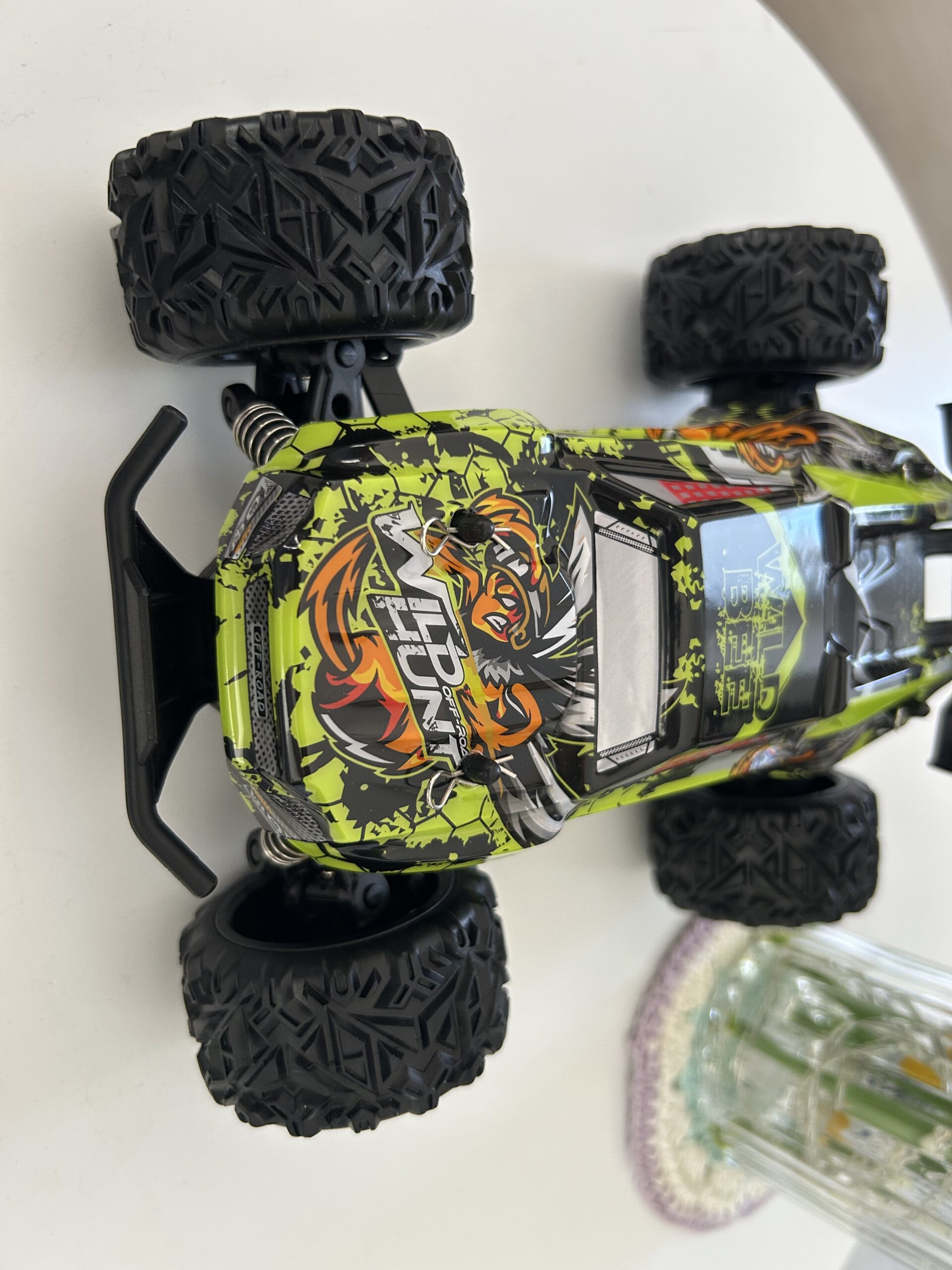 Beast RC prête à démarrer sur parking.