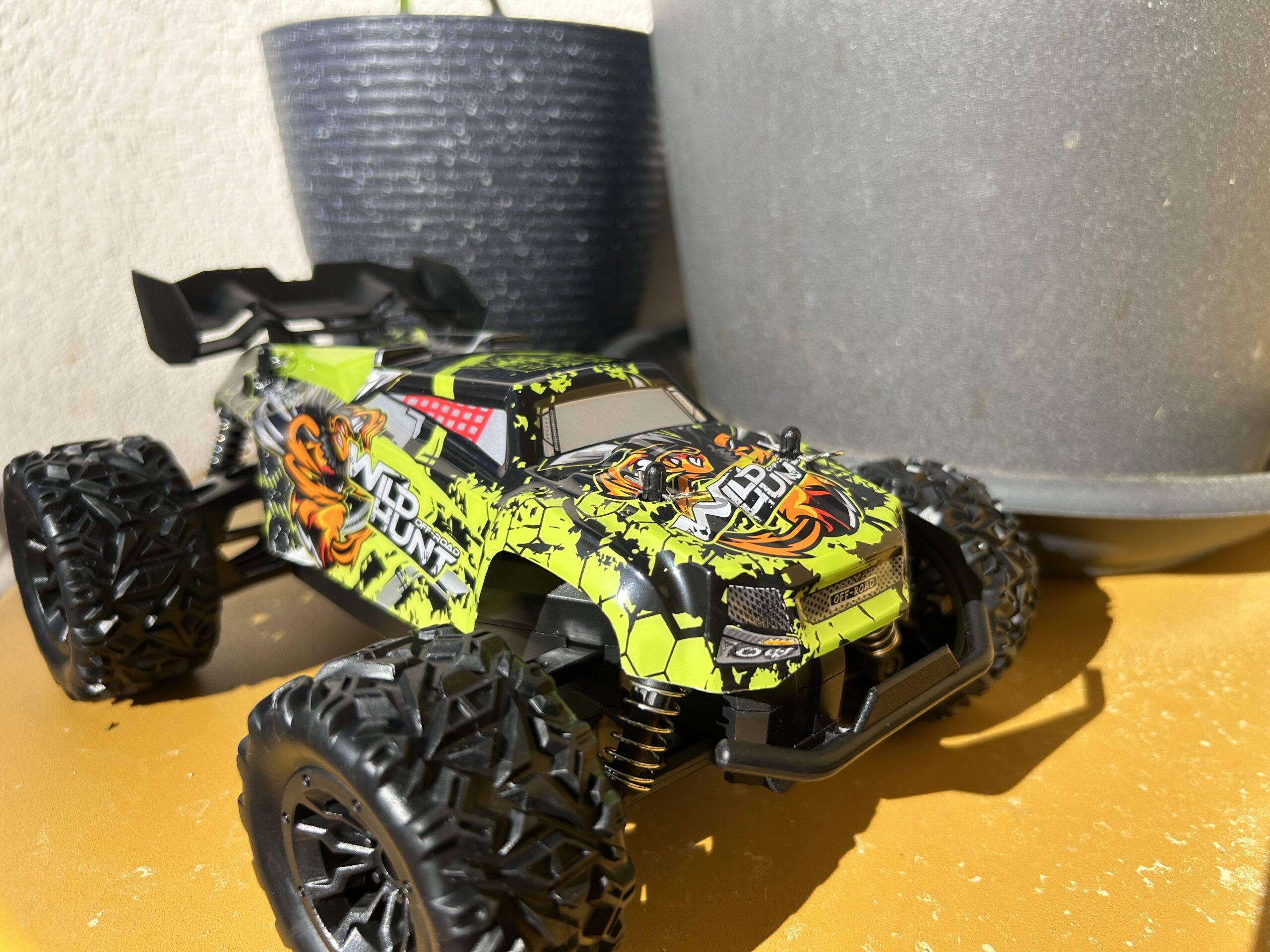 Voiture Beast RC en gros plan en extérieur.