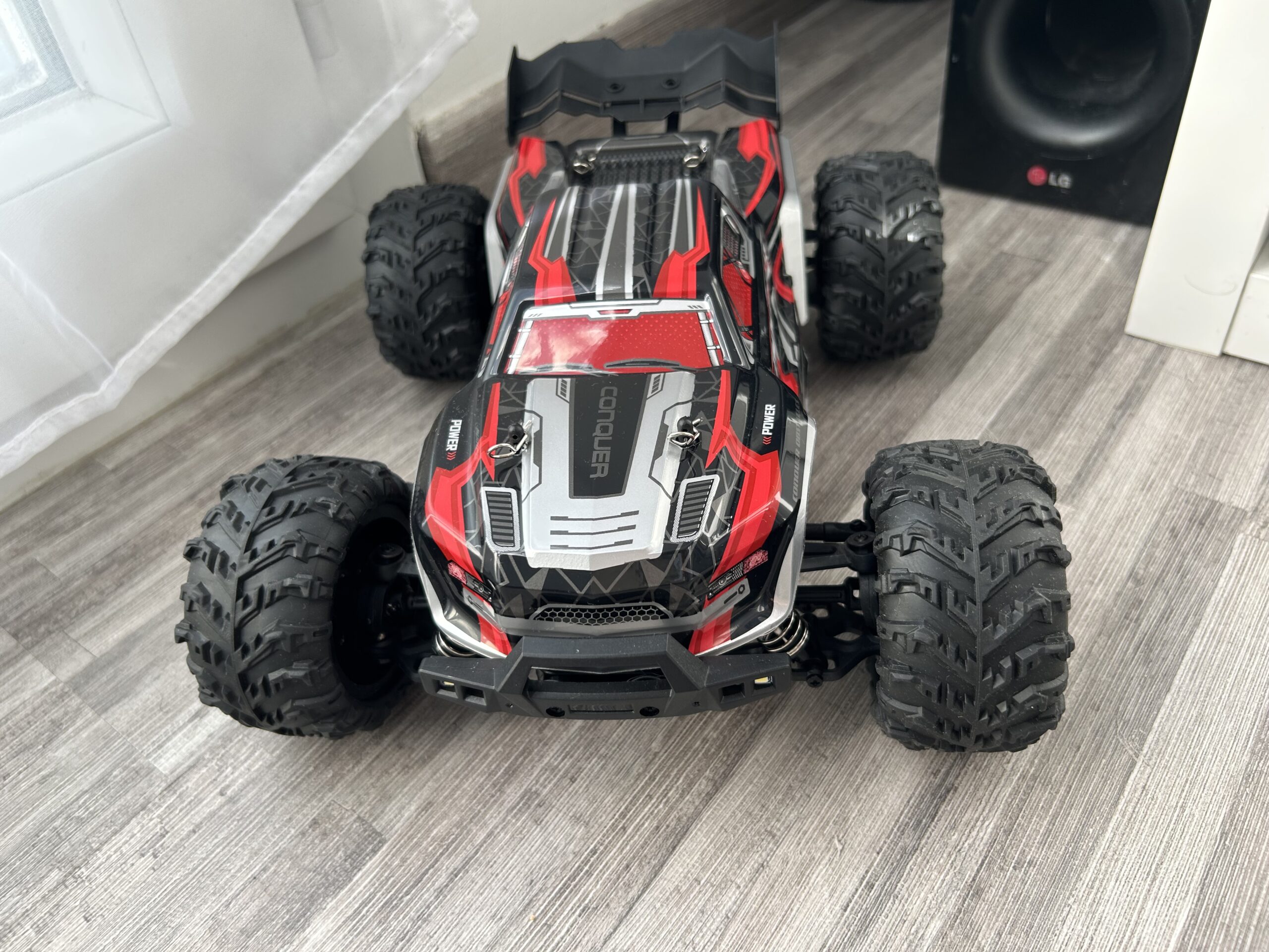 Voiture Monster RC en action dans un jardin.