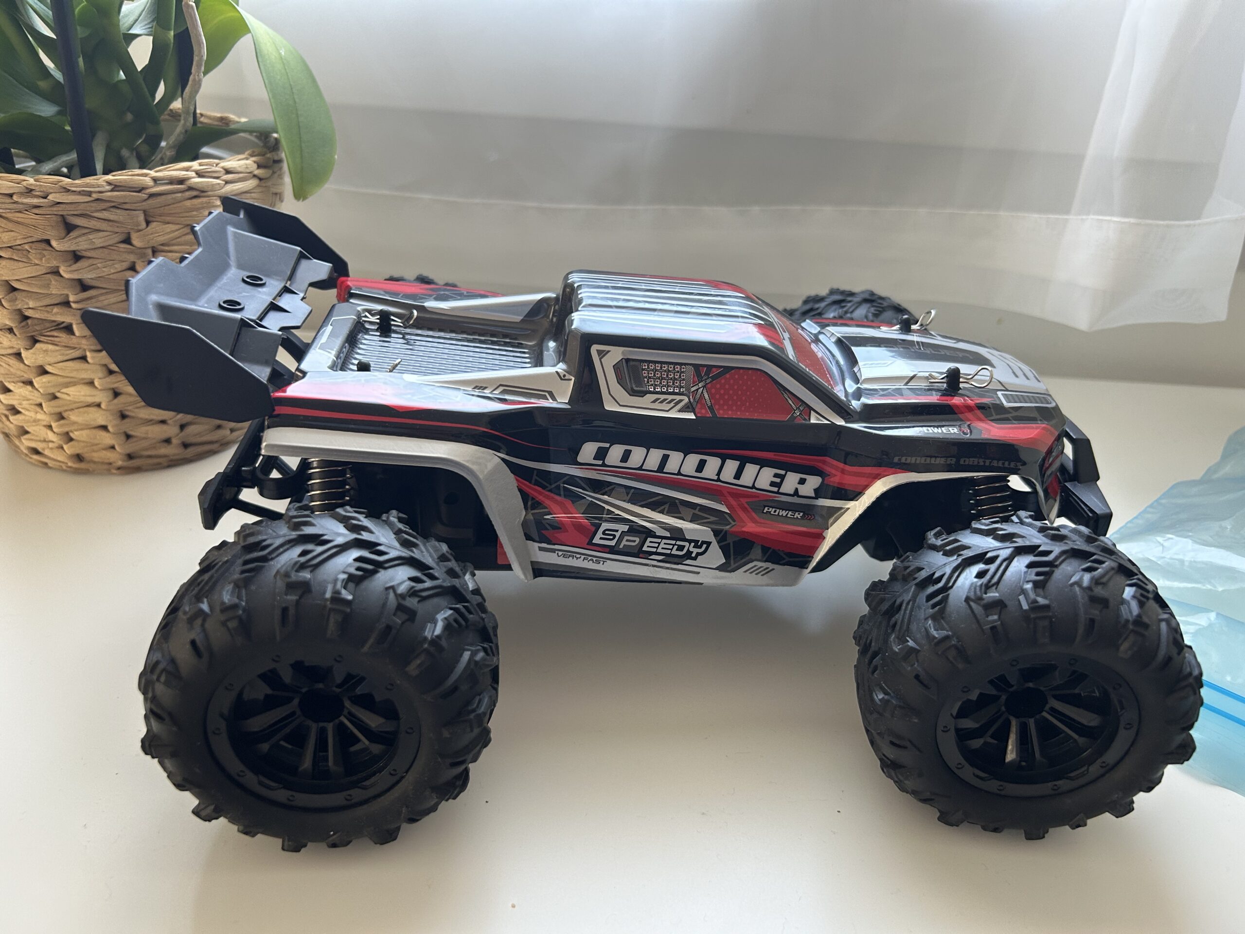 Monster RC vue rapprochée sur terrain extérieur.