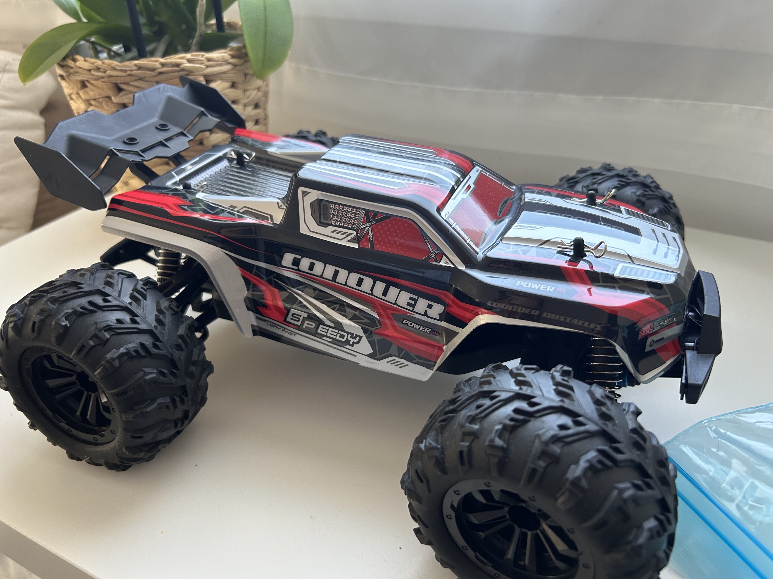 Voiture Monster RC sur chemin de terre.