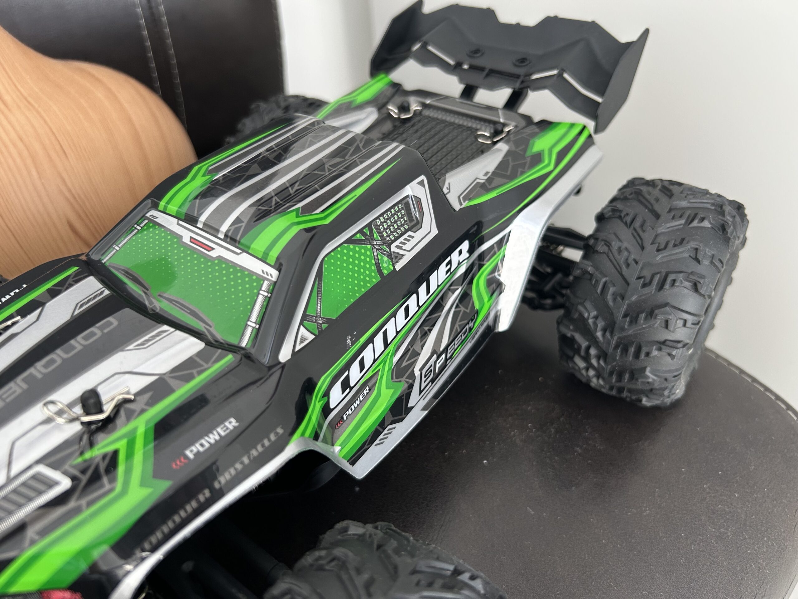 Monster 50 km/h en gros plan.