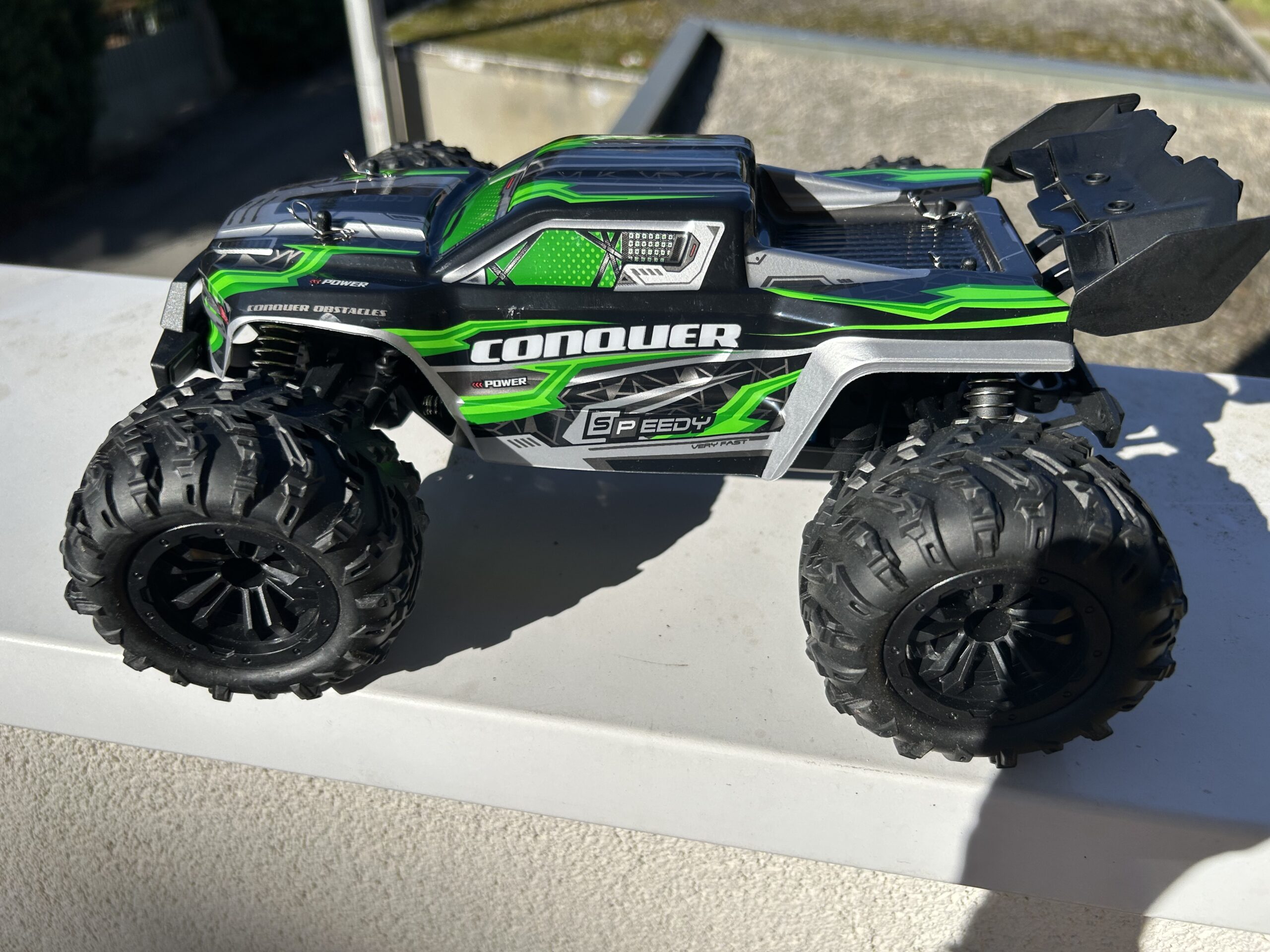 Monster 50 km/h en plein run sur gravier.