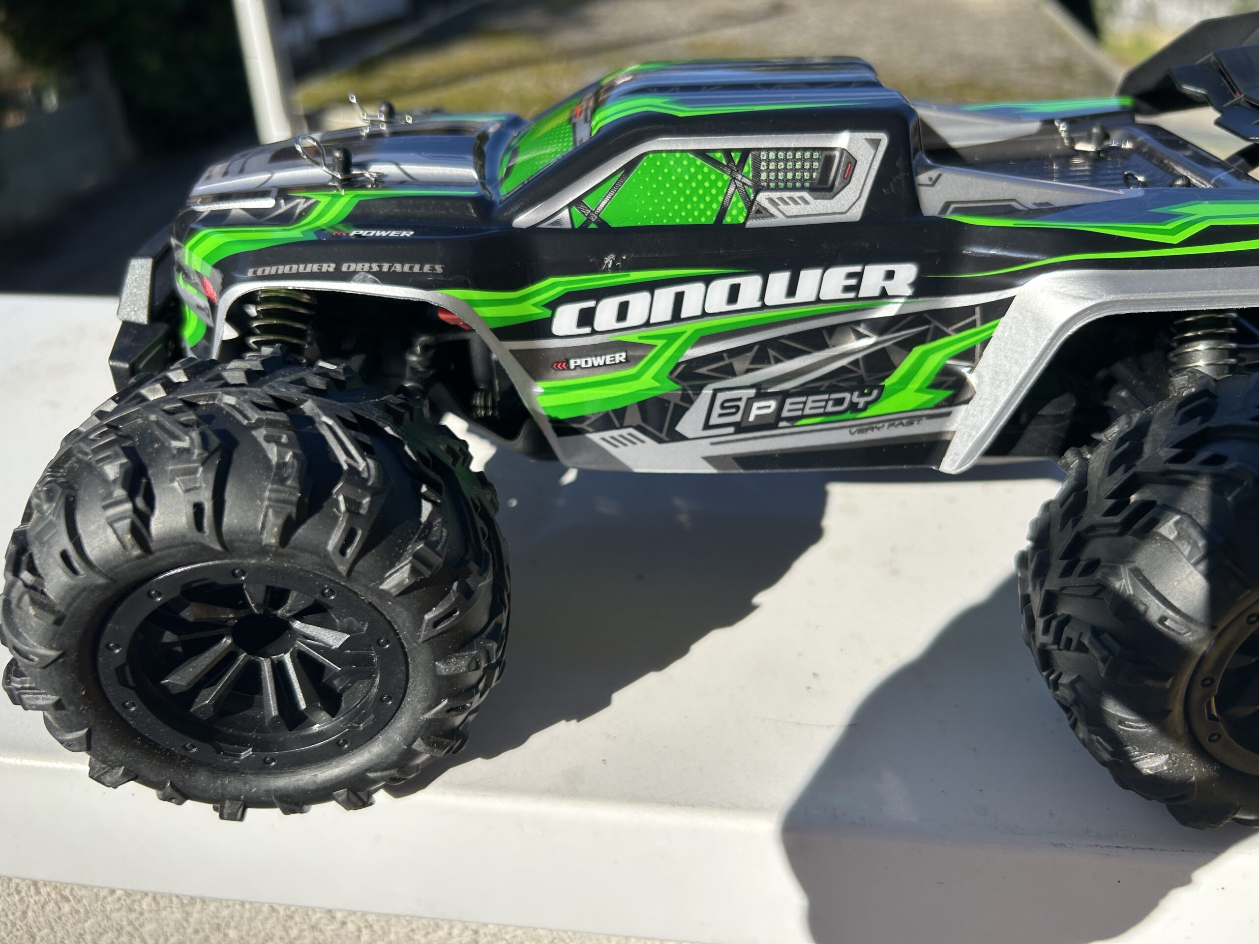 Monster sur herbe prête à rouler.