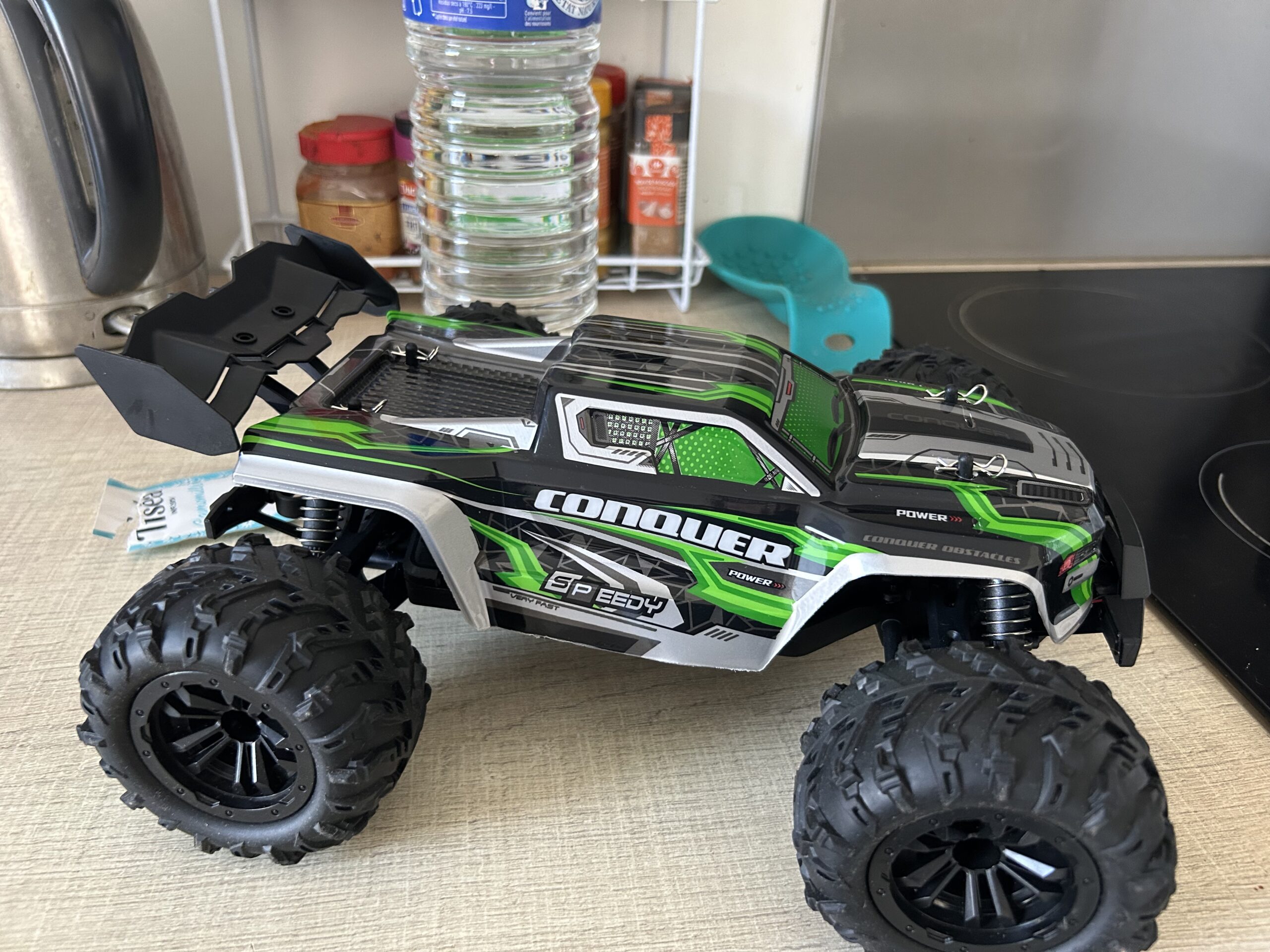 Monster posée sur table prête à rouler.