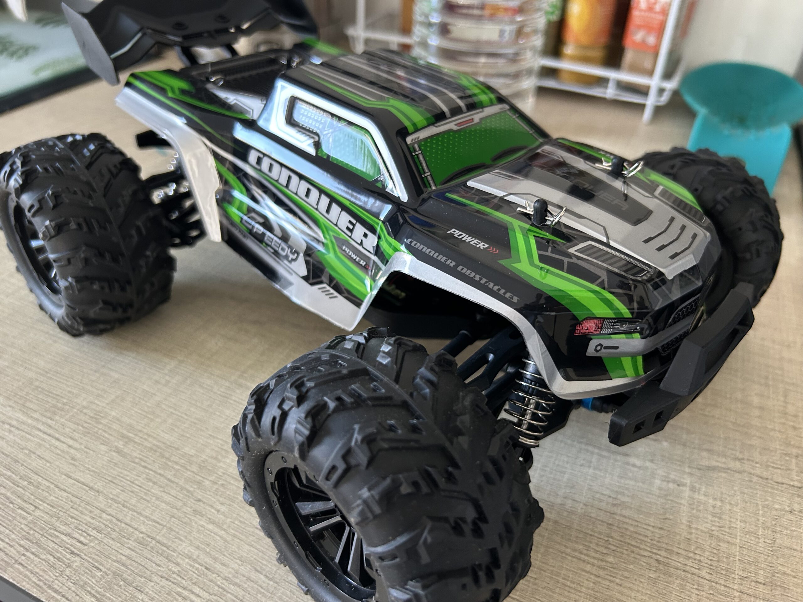 Autre vue Monster sur terrain caillouteux.