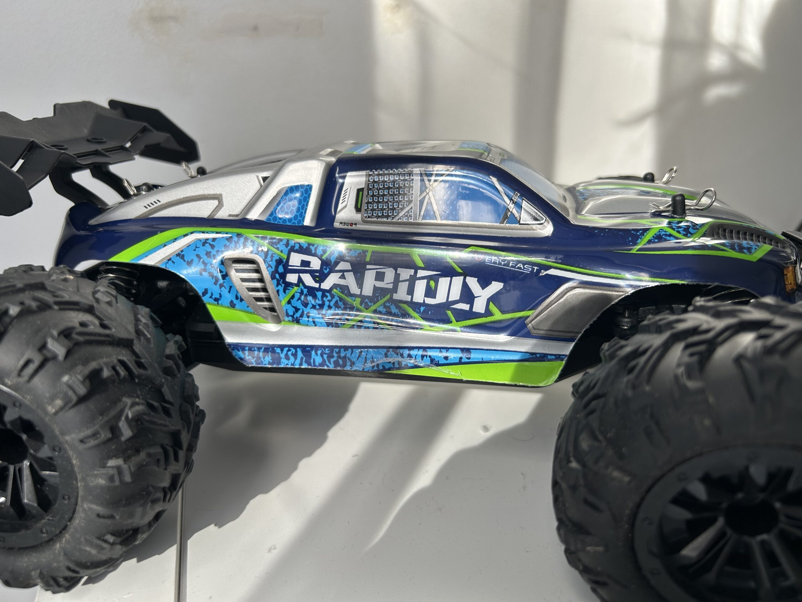 Gros plan sur une voiture RC Pro RS.