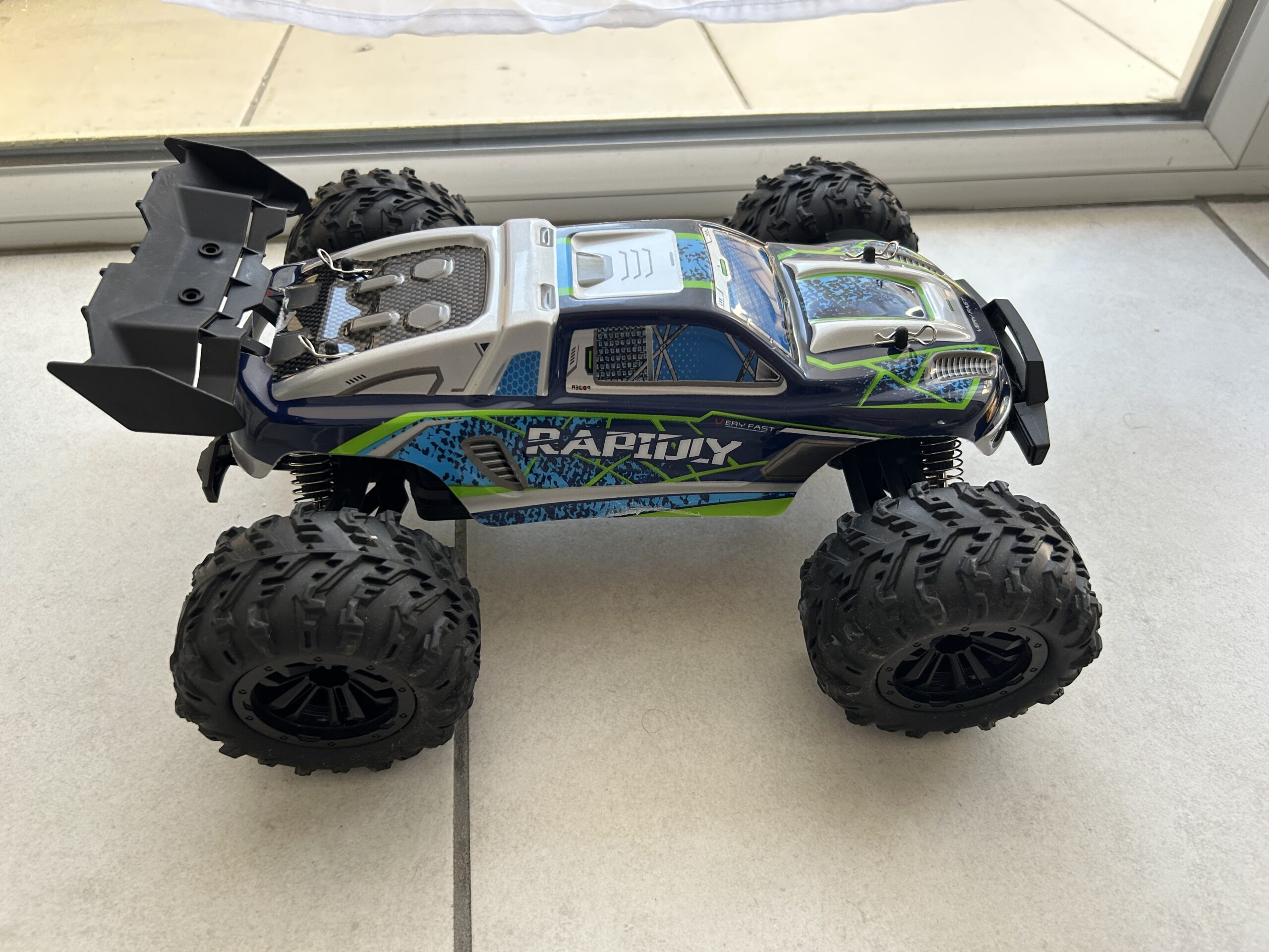 Vue détaillée d’une voiture RC en extérieur.