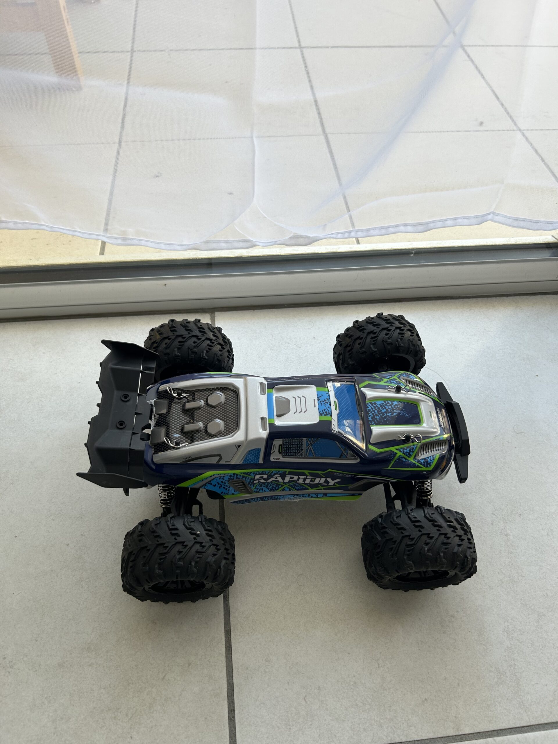 Voiture RC Pro RS sur chemin caillouteux.