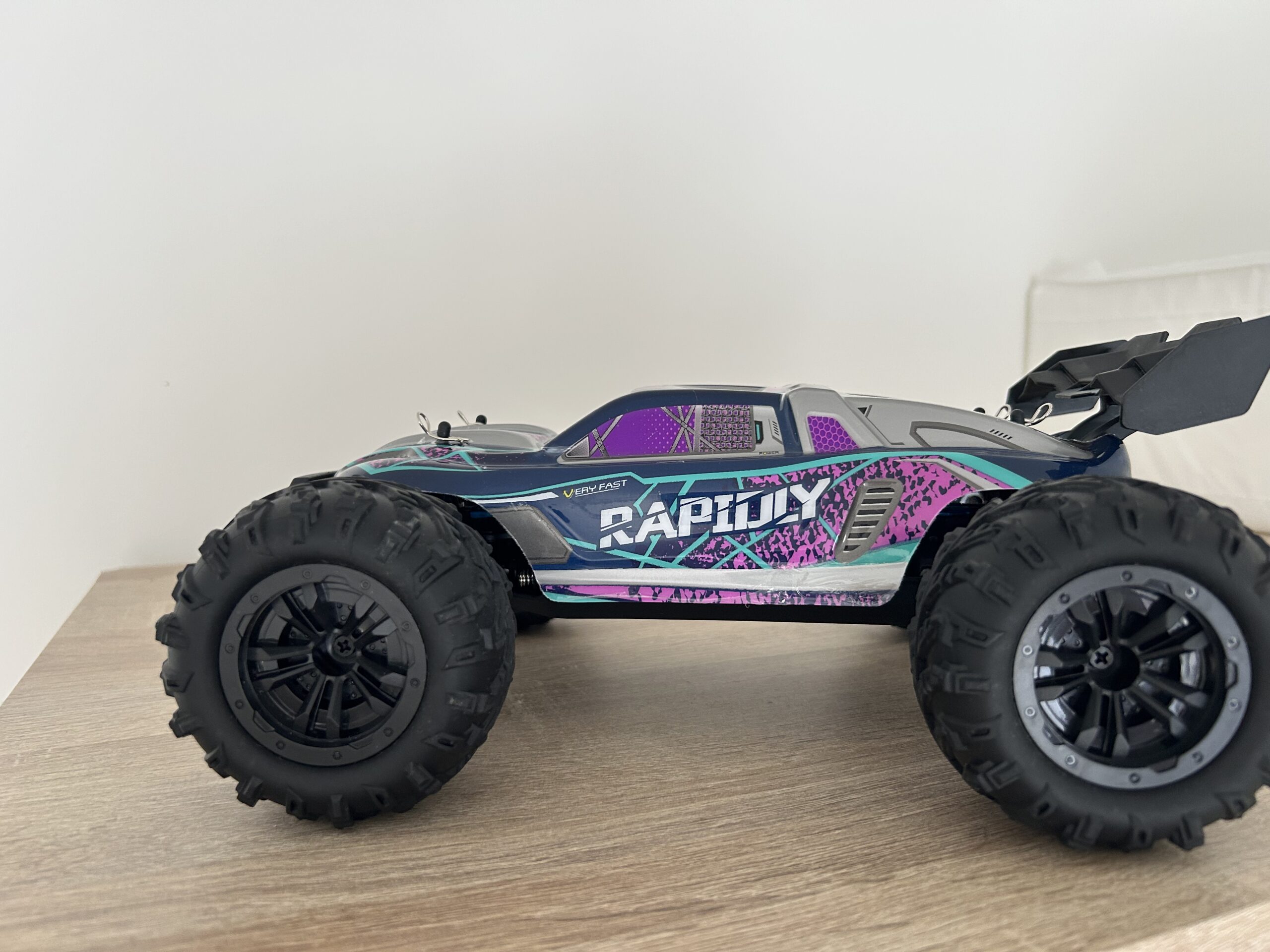 Voiture RC en bord de plan d’eau.