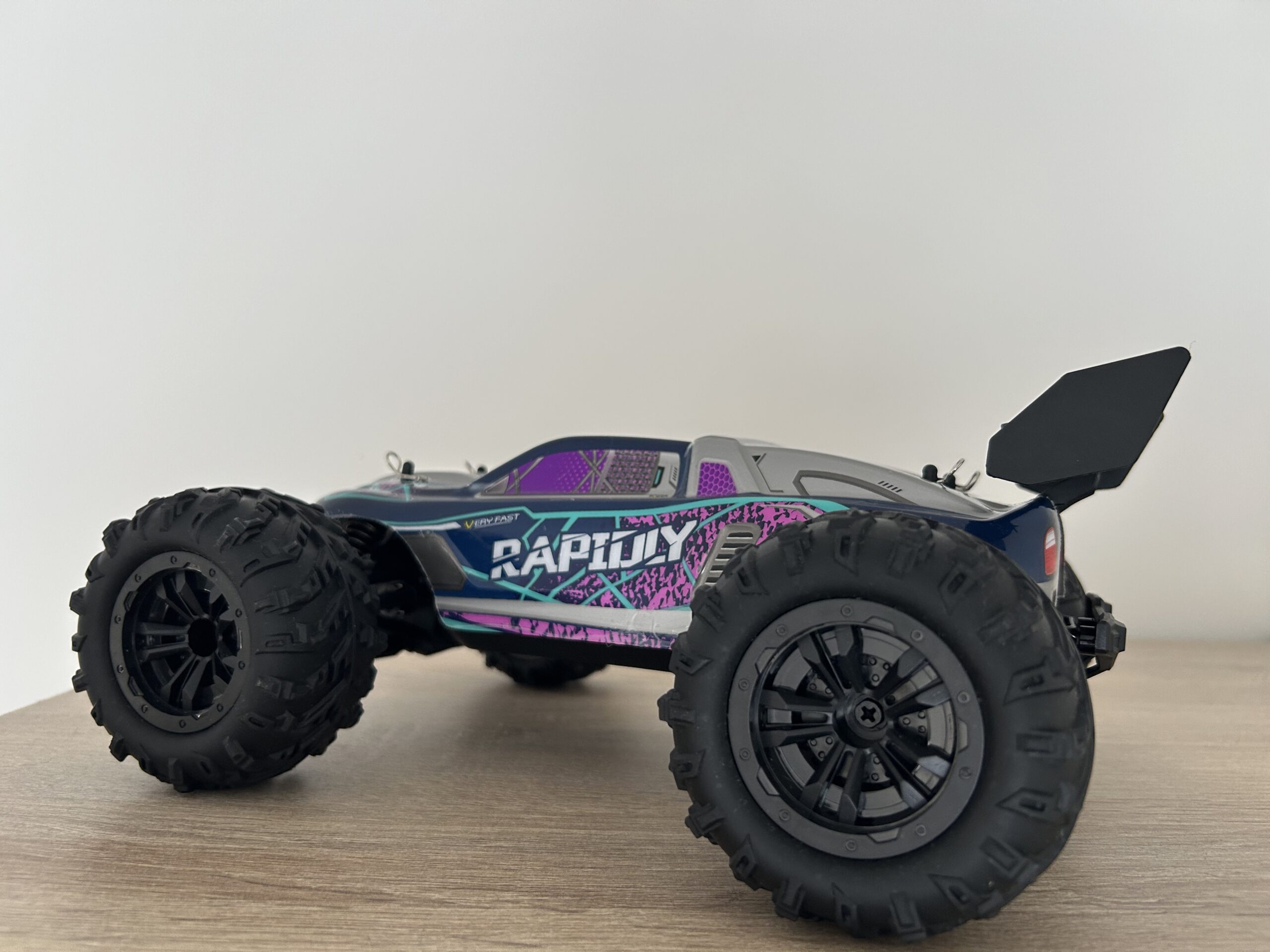 Voiture RC proche de l’eau sur sol humide.