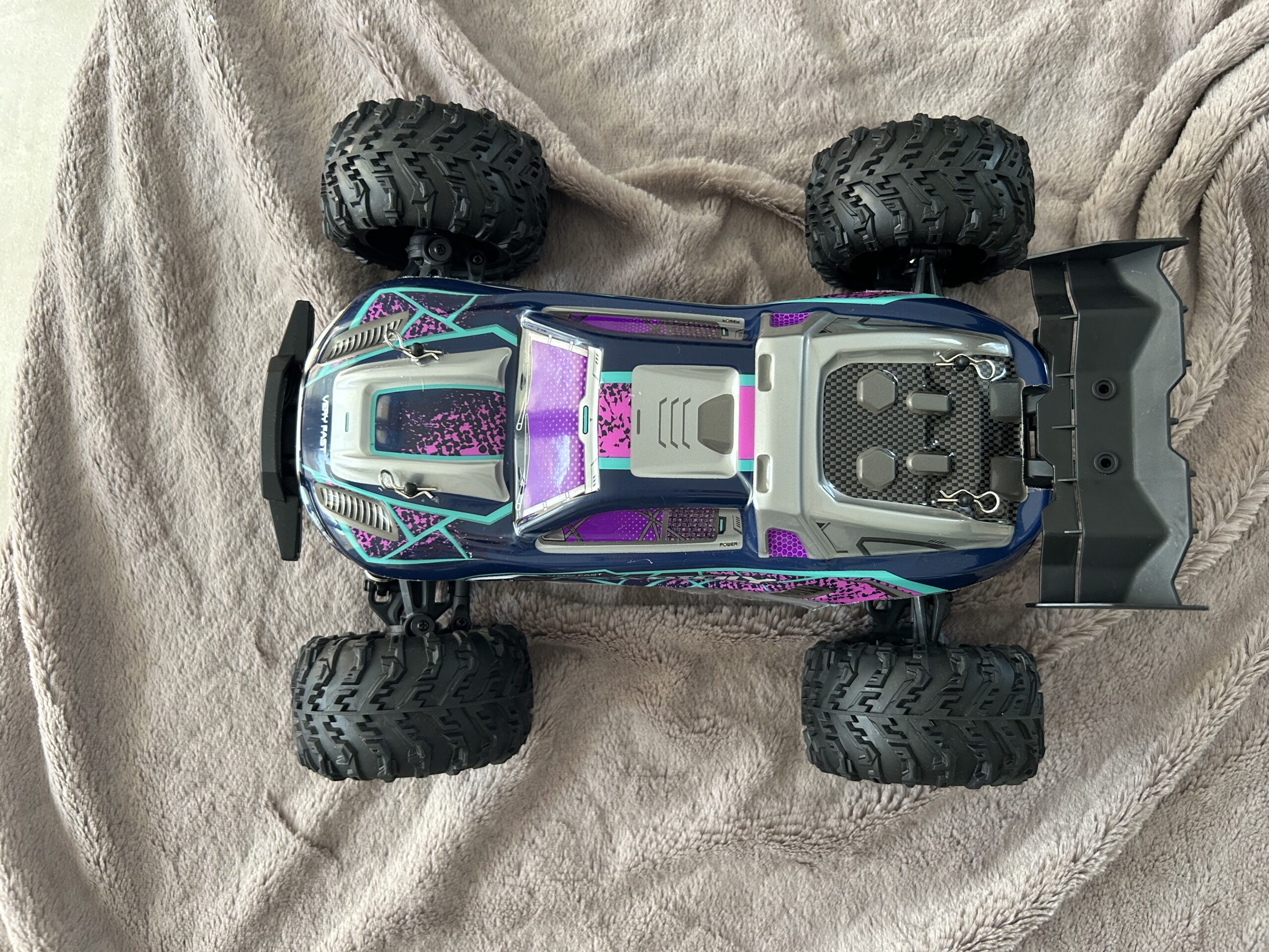 Photo client d’une voiture RC sur sol humide.