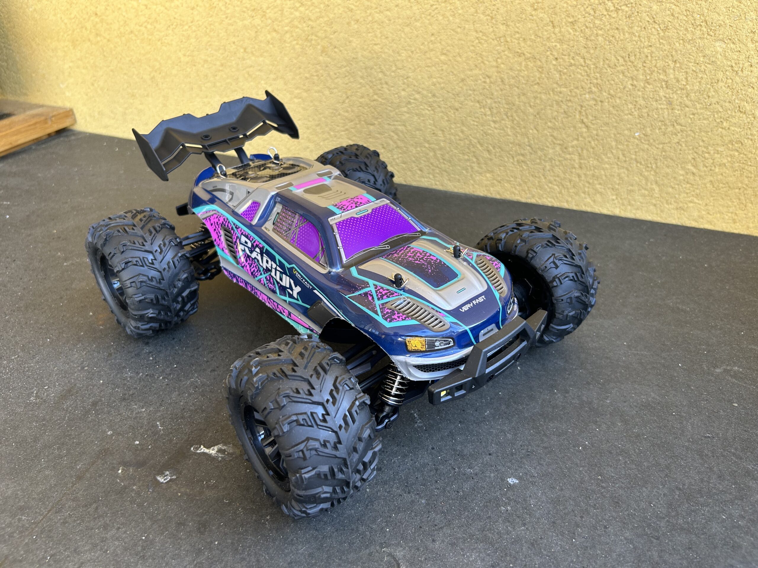 Voiture RC photographiée en extérieur après la pluie.