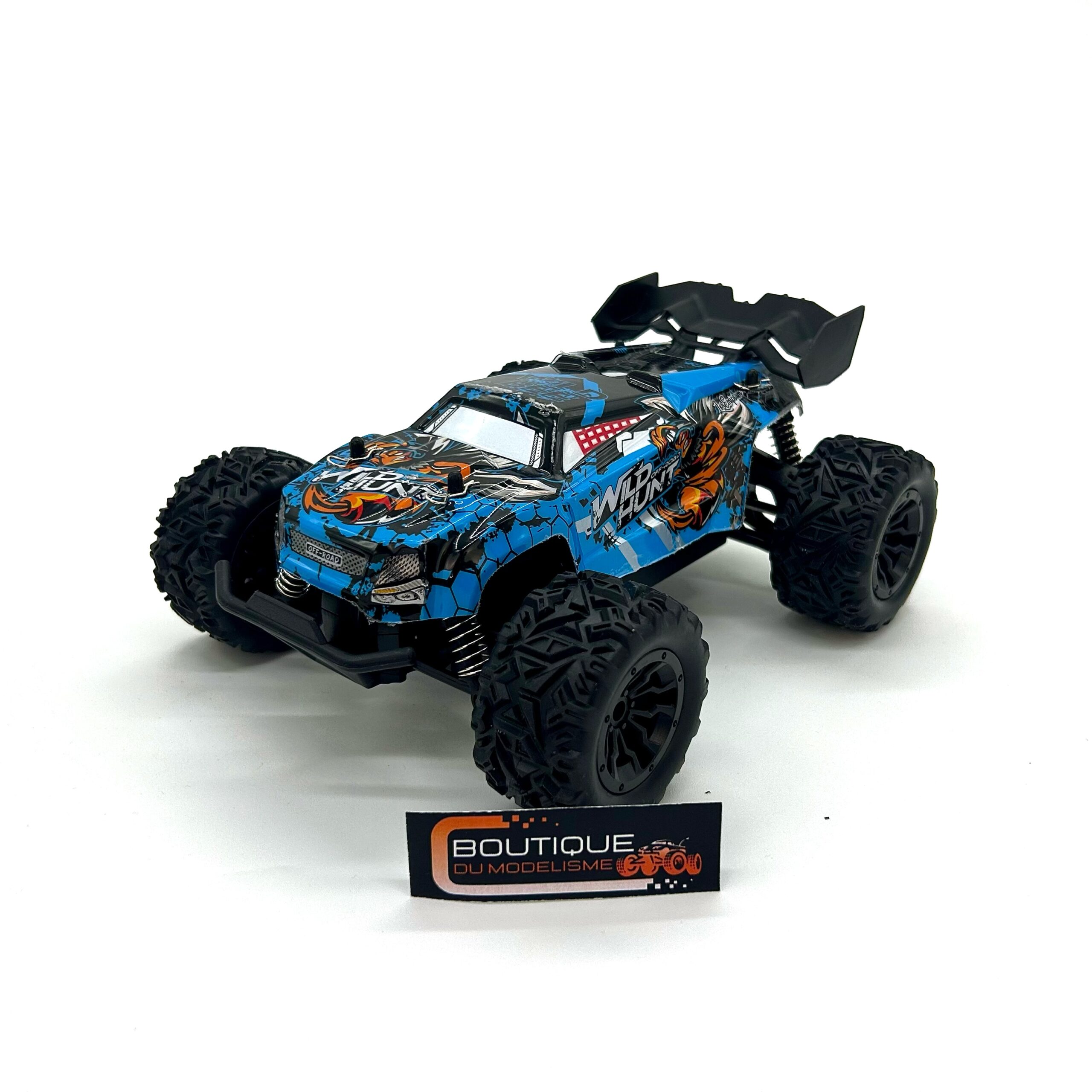 Beast en action dans l’herbe.