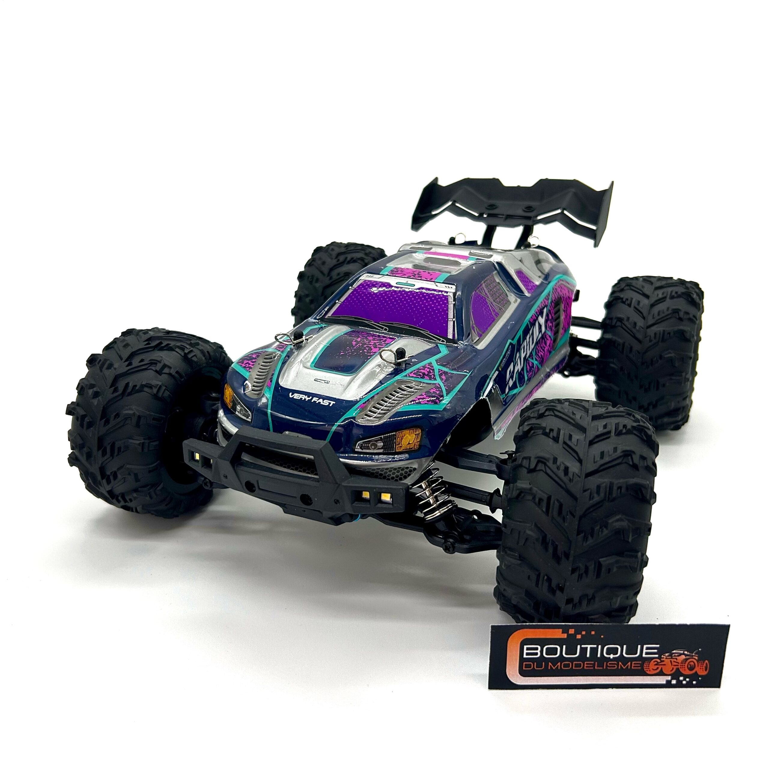 Pro RS en pleine accélération sur herbe.