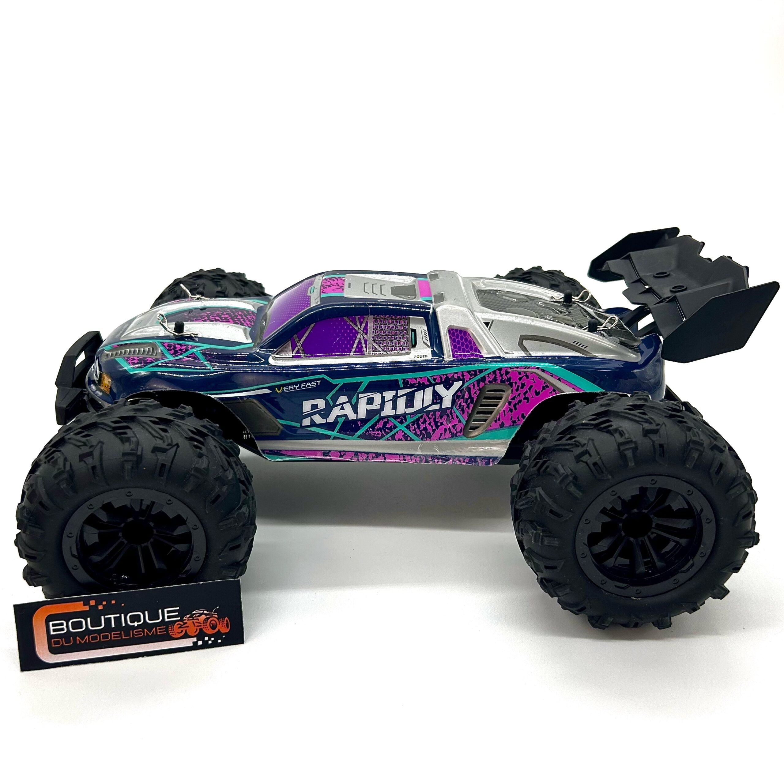 Pro RS sur chemin caillouteux.